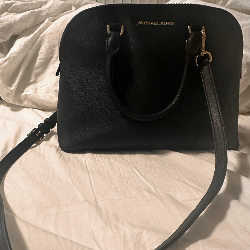 Michael Kors Jet Set Travel
Medium Dome Crossbody Bag
Black Saffiano Leather